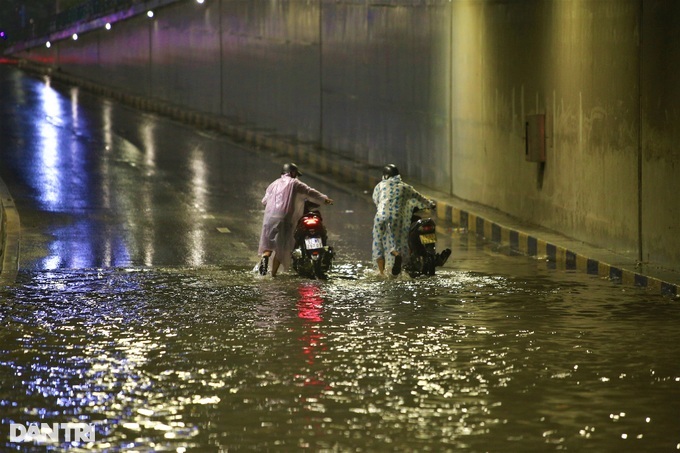 Danang tunnel severely submerged - 2