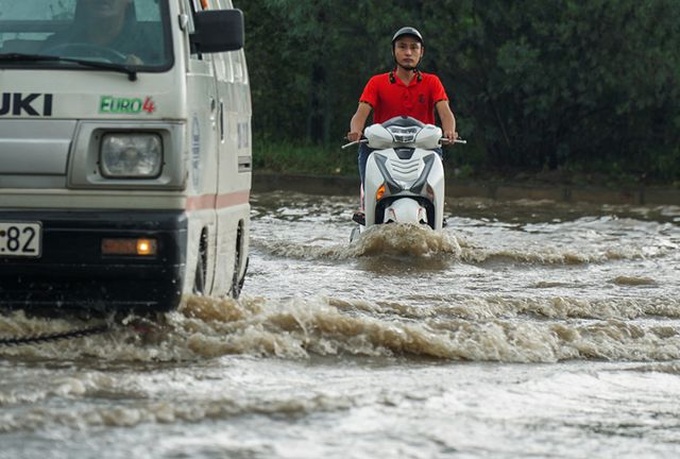 Hanoi urban area submerged after heavy rains - 6 Hanoi urban area submerged after heavy rains - 6