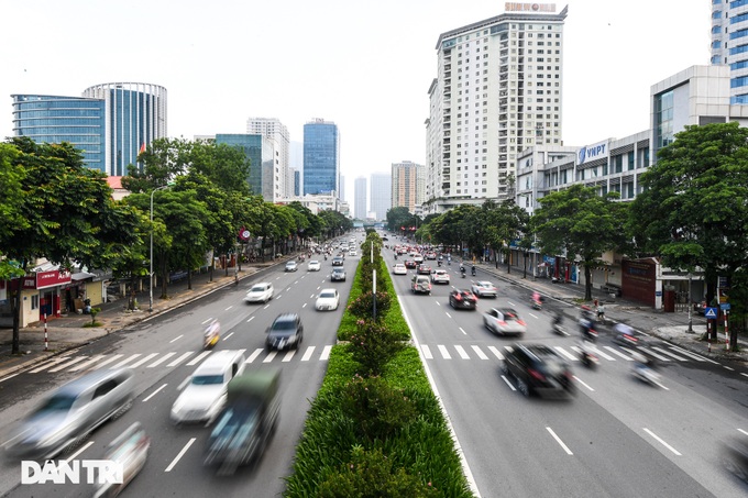 Hanoi streets busy again after loosened social distancing measures - 4