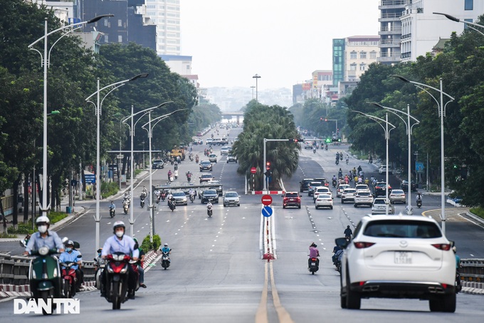 Hanoi streets busy again after loosened social distancing measures - 3