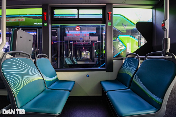 First electric bus route opens in Hanoi - 2