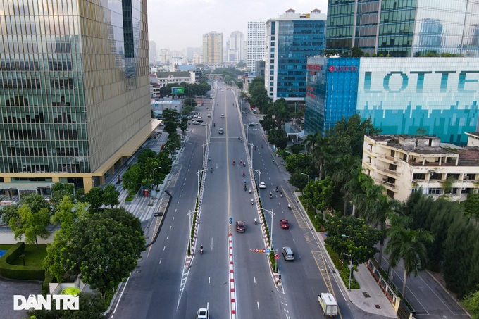 Hanoi streets busy again after loosened social distancing measures - 7