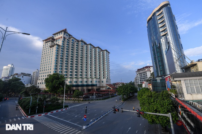 Hanoi streets busy again after loosened social distancing measures - 1