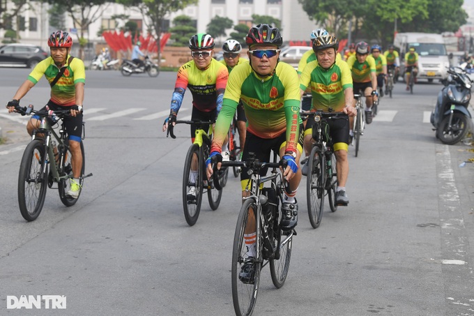 Hanoi seniors take up cycling - 3