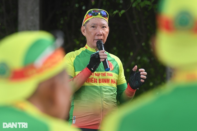 Hanoi seniors take up cycling - 2