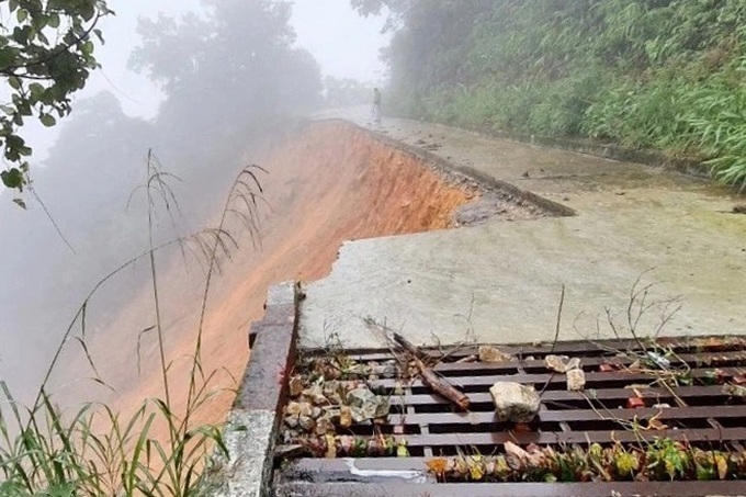 Bach Ma Mountain isolated by landslides - 1