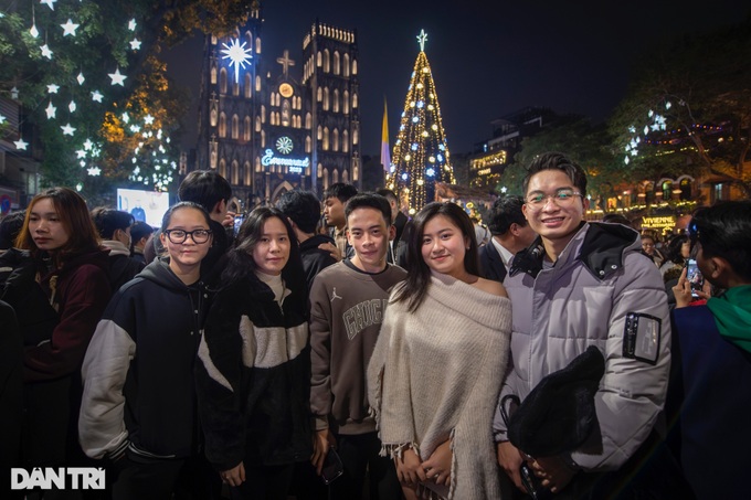 People throng streets to enjoy Christmas atmosphere - 5 People throng streets to enjoy Christmas atmosphere - 5