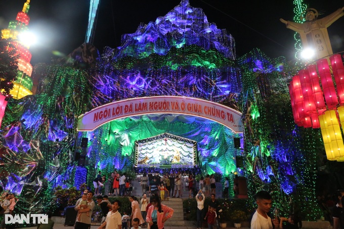 Giant Christmas tree made from thousands of conical hats - 8 Giant Christmas tree made from thousands of conical hats - 8