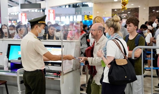 Number of passengers through Noi Bai airport on summer days surges - 1