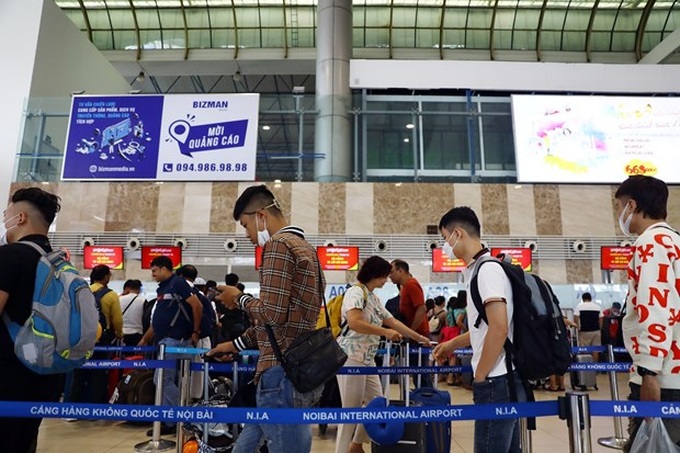 International flights, passengers via Noi Bai airport surge during five-day holidays - 1