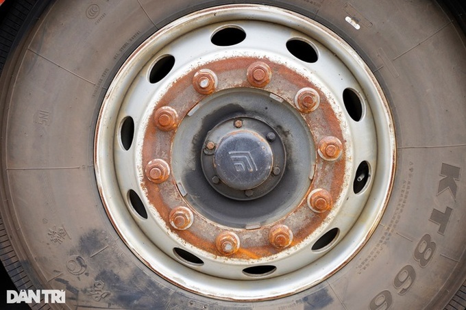 Hundreds of coaches, taxis in Hanoi left idle due to pandemic - 3