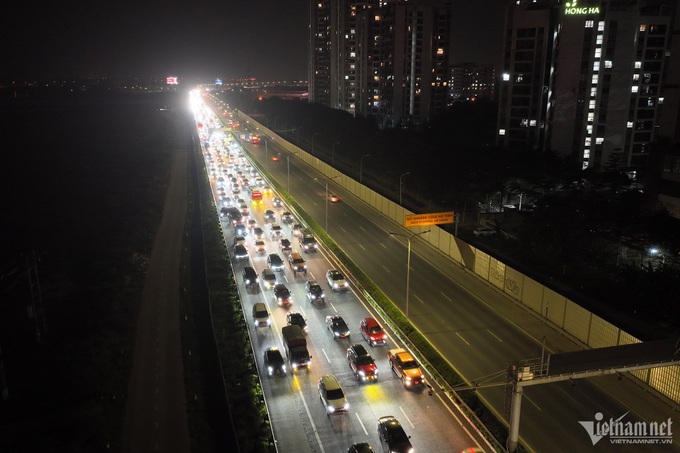 People struggle with traffic jams despite returning to Hanoi at night - 3 People struggle with traffic jams despite returning to Hanoi at night - 3