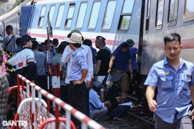 Train derails in Hue - 1