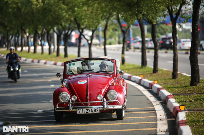 Many historic vehicles parade on HCM City streets - 6 Many historic vehicles parade on HCM City streets - 6