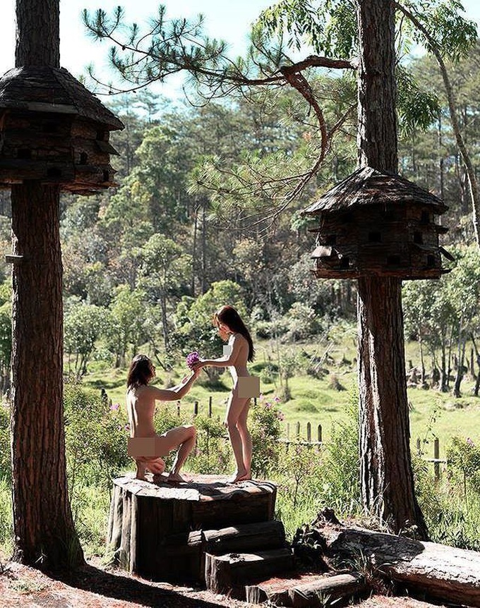 Couple criticised for nude wedding photos - 1