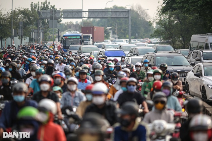 HCM City congested in post-Tet return to work - 1