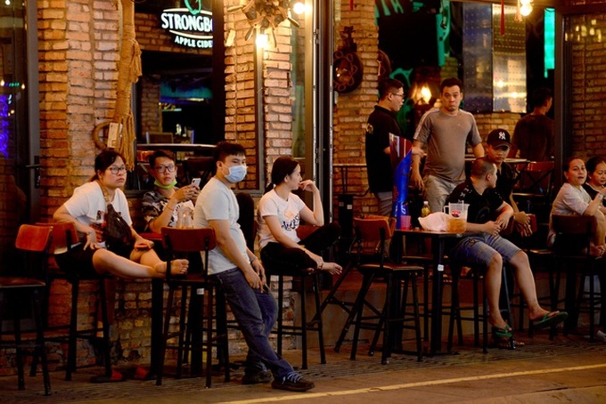 Popular tourist streets in Hanoi, HCM City still quiet after re-opening - 4