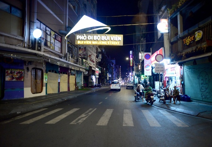 Popular tourist streets in Hanoi, HCM City still quiet after re-opening - 1