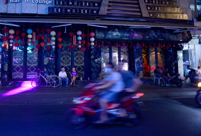 Popular tourist streets in Hanoi, HCM City still quiet after re-opening - 6