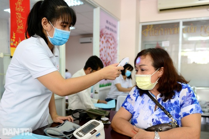 HCM City people rush for blood donation following halt due to Covid-19 - 4
