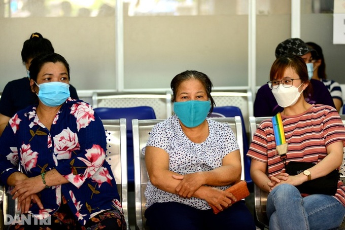 HCM City people rush for blood donation following halt due to Covid-19 - 10