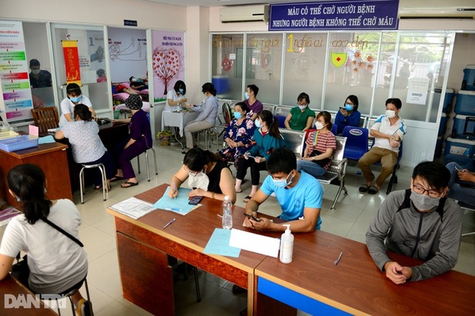 HCM City people rush for blood donation following halt due to Covid-19 - 1
