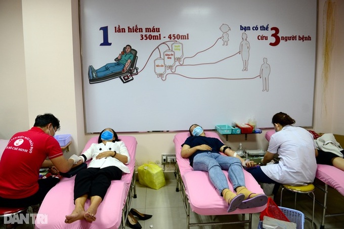 HCM City people rush for blood donation following halt due to Covid-19 - 7