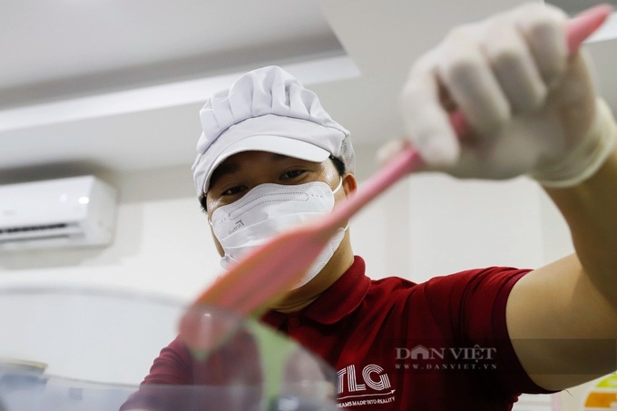 Man makes Hanoi landmark ice creams - 3 Man makes Hanoi landmark ice creams - 3