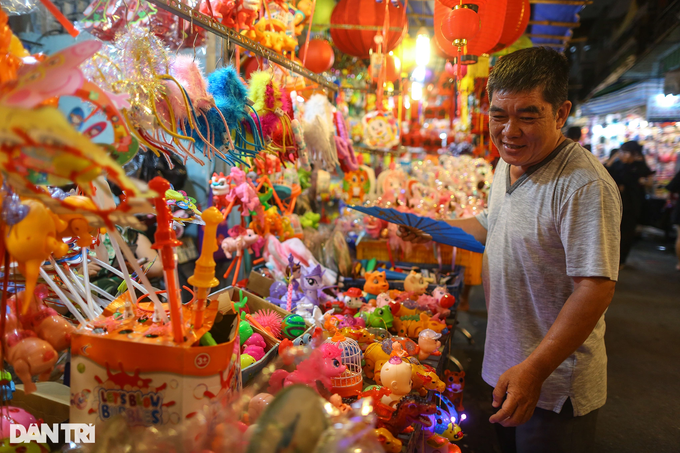 HCM City’s lantern street bustling before Mid-Autumn Festival - 6