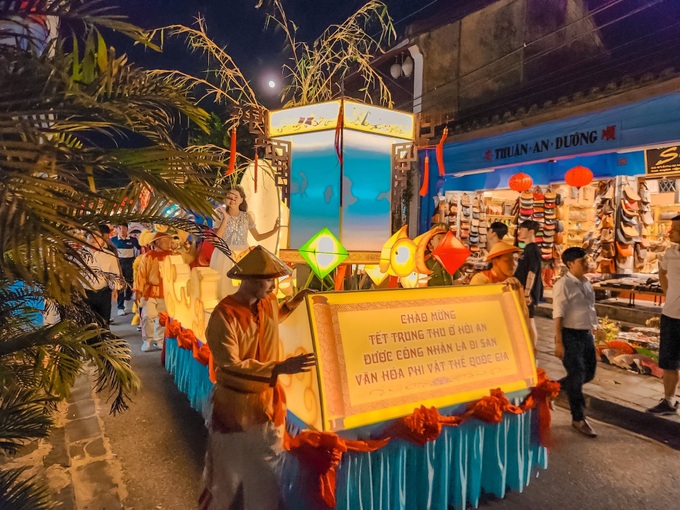 People flock to Hoi An to enjoy Mid-Autumn Festival - 7 People flock to Hoi An to enjoy Mid-Autumn Festival - 7