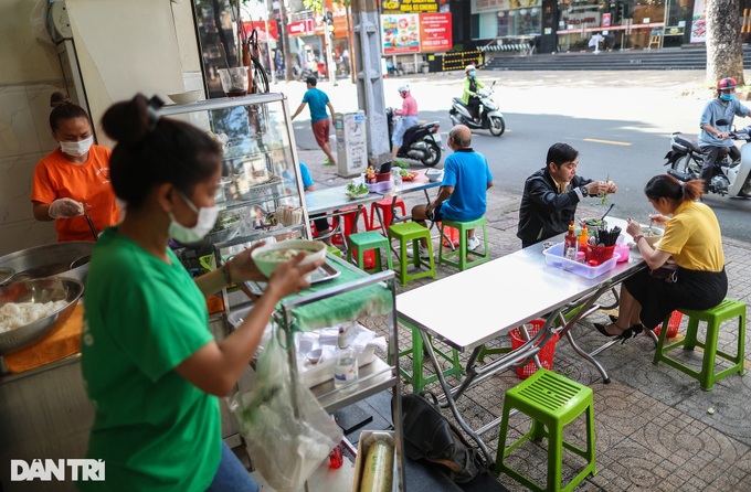 HCM City restaurants and cafes reopen to dine-in customers - 1