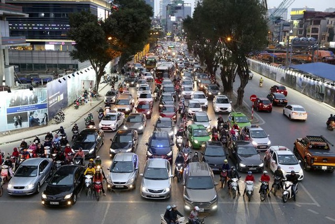 Cars worsen Hanoi streets at peak hours - 2