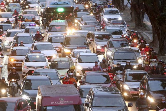 Cars worsen Hanoi streets at peak hours - 3
