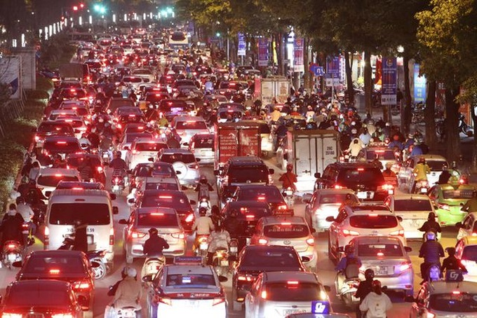 Cars worsen Hanoi streets at peak hours - 4