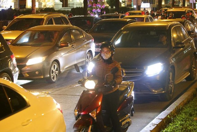 Cars worsen Hanoi streets at peak hours - 5