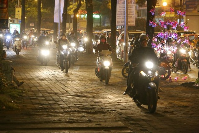 Cars worsen Hanoi streets at peak hours - 6