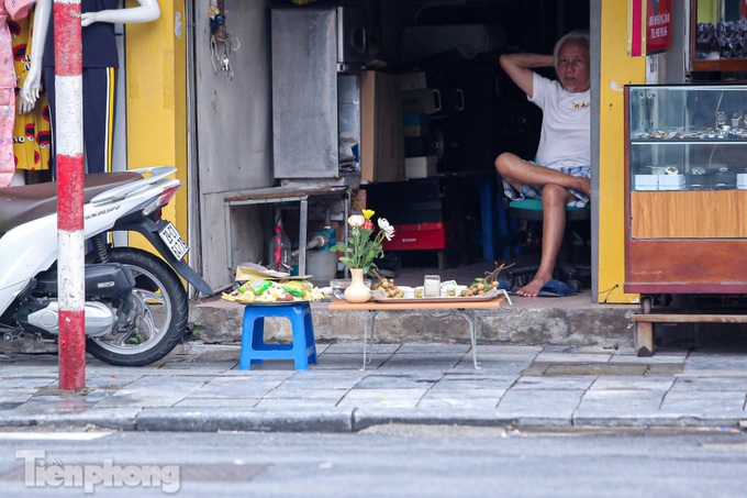 Votive paper burnt in Hanoi's Old Quarter - 3
