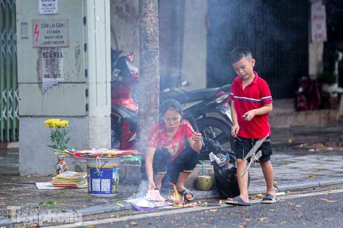 Votive paper burnt in Hanoi's Old Quarter - 5