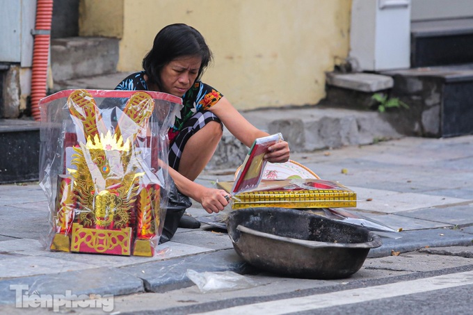 Votive paper burnt in Hanoi's Old Quarter - 4