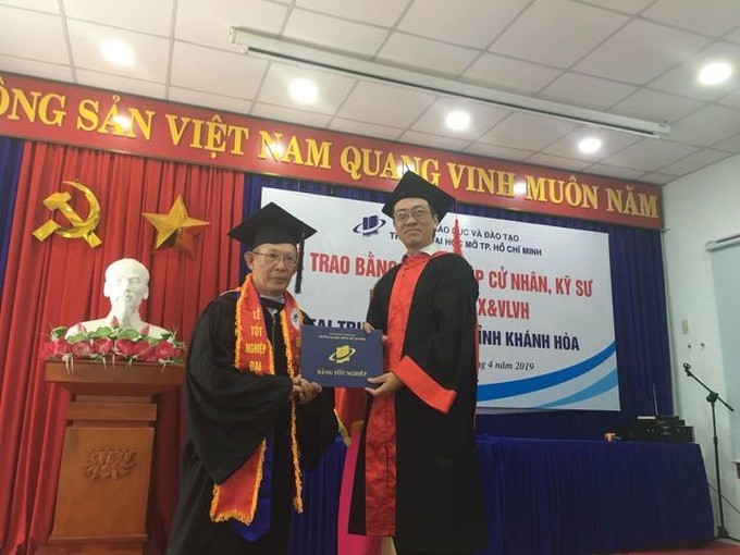 Elderly man awarded excellent bachelor degree - 1 Elderly man awarded excellent bachelor degree - 1