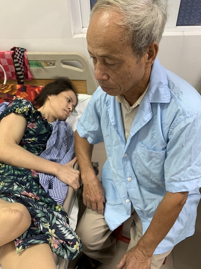Dantri/DTiNews readers help poor father and disabled daughter in Ha Tinh - 1