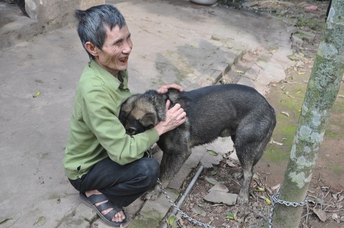 Blind man struggles to support mentally-ill sister - 1 Blind man struggles to support mentally-ill sister - 1