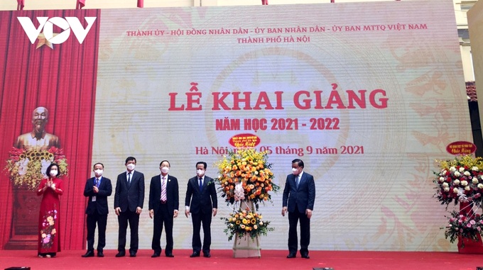 Vietnamese students begin new school year in person, online - 1 Vietnamese students begin new school year in person, online - 1