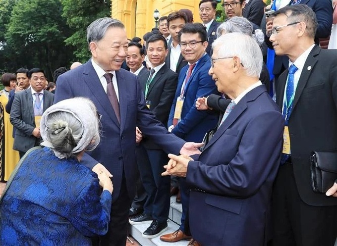 Party General Secretary, President meets with outstanding overseas Vietnamese - 1