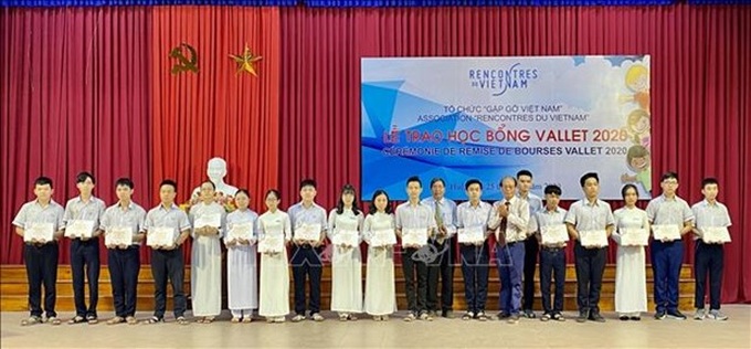 Over 200 Thua Thien-Hue students receive Vallet scholarships - 1