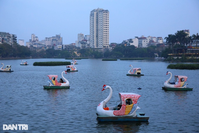 Hanoi’s public places crowded amid Covid-19 infection fall - 4