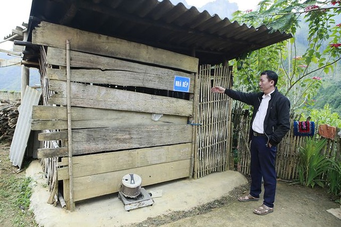 Khuoi Khi Village children huddle in the cold - 2 Khuoi Khi Village children huddle in the cold - 2