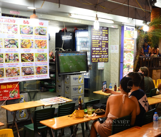 Foreigners flock to Hanoi street to cheer on World Cup - 2 Foreigners flock to Hanoi street to cheer on World Cup - 2