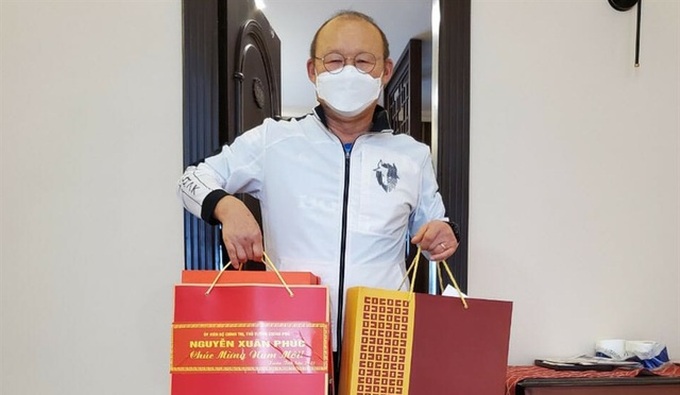 PM gives Tet present Vietnam football head coach - 1 PM gives Tet present Vietnam football head coach - 1