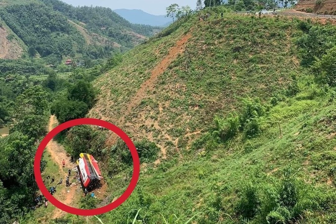 Passenger bus overturns in Phu Tho, 21 Koreans on board vehicle - 1